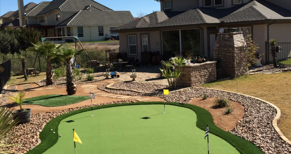 Backyard putting green by Ultimate Turf Solutions serving San Antonio, New Braunfels, and the Texas Hill Country